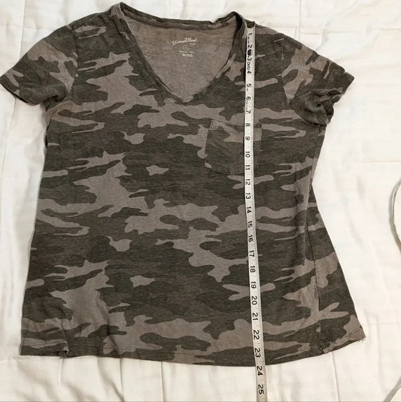 Universal thread Monterey V-neck tee shirt in camo print size Medium - Picture 3 of 6